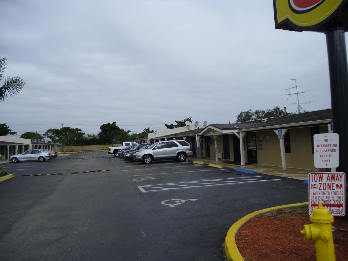 Super 8 By Wyndham Lantana West Palm Beach Exterior foto