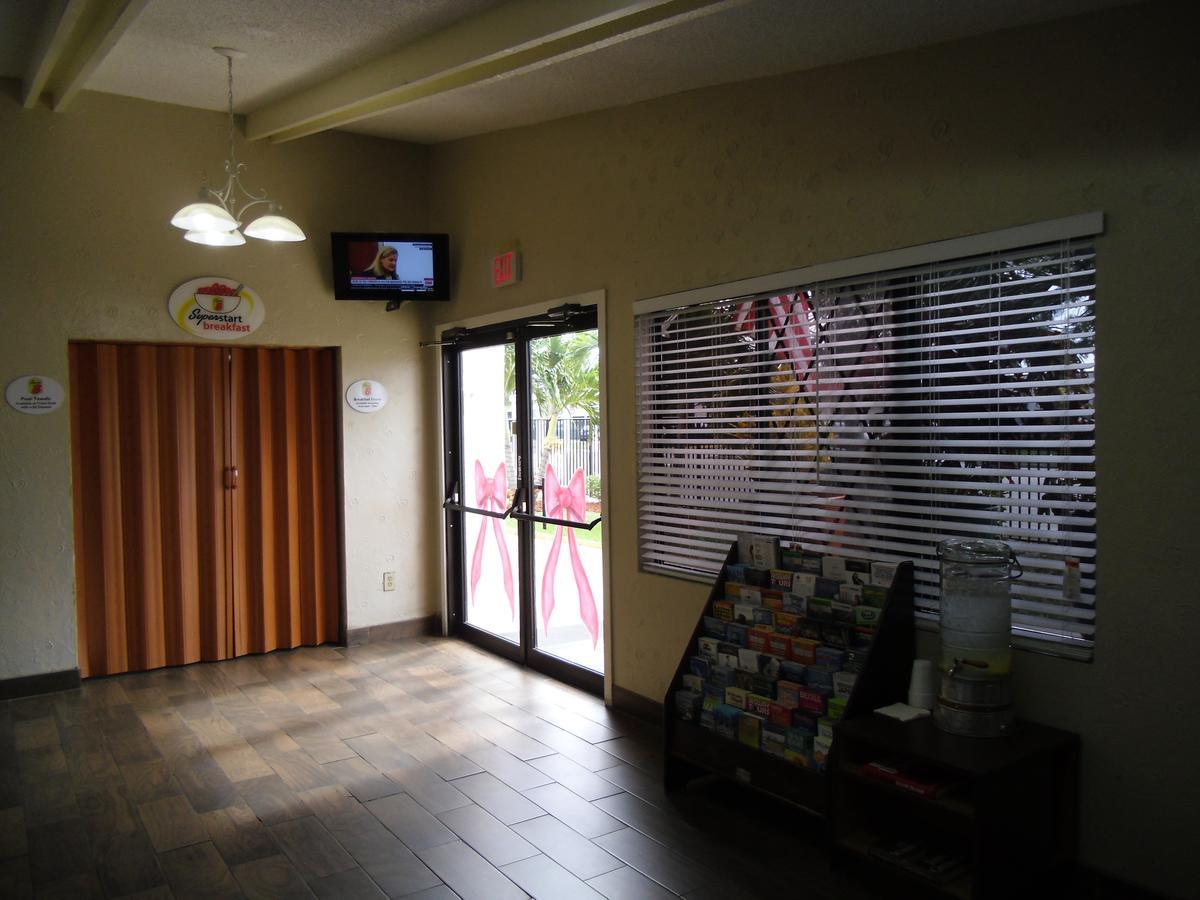 Super 8 By Wyndham Lantana West Palm Beach Exterior foto